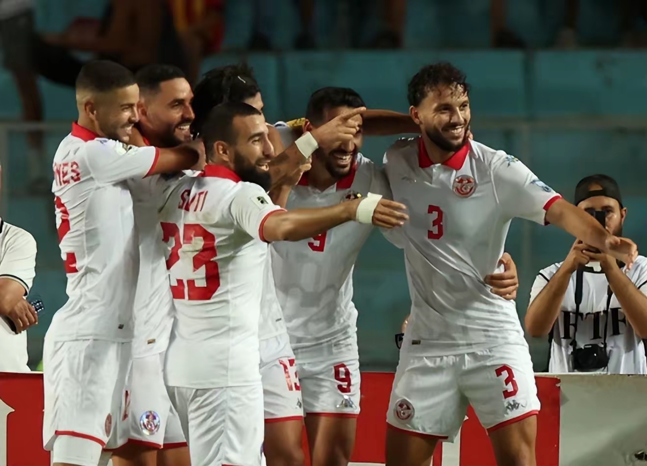 包含阿尔梅里亚主场战胜塞尔塔，保持不败记录的词条