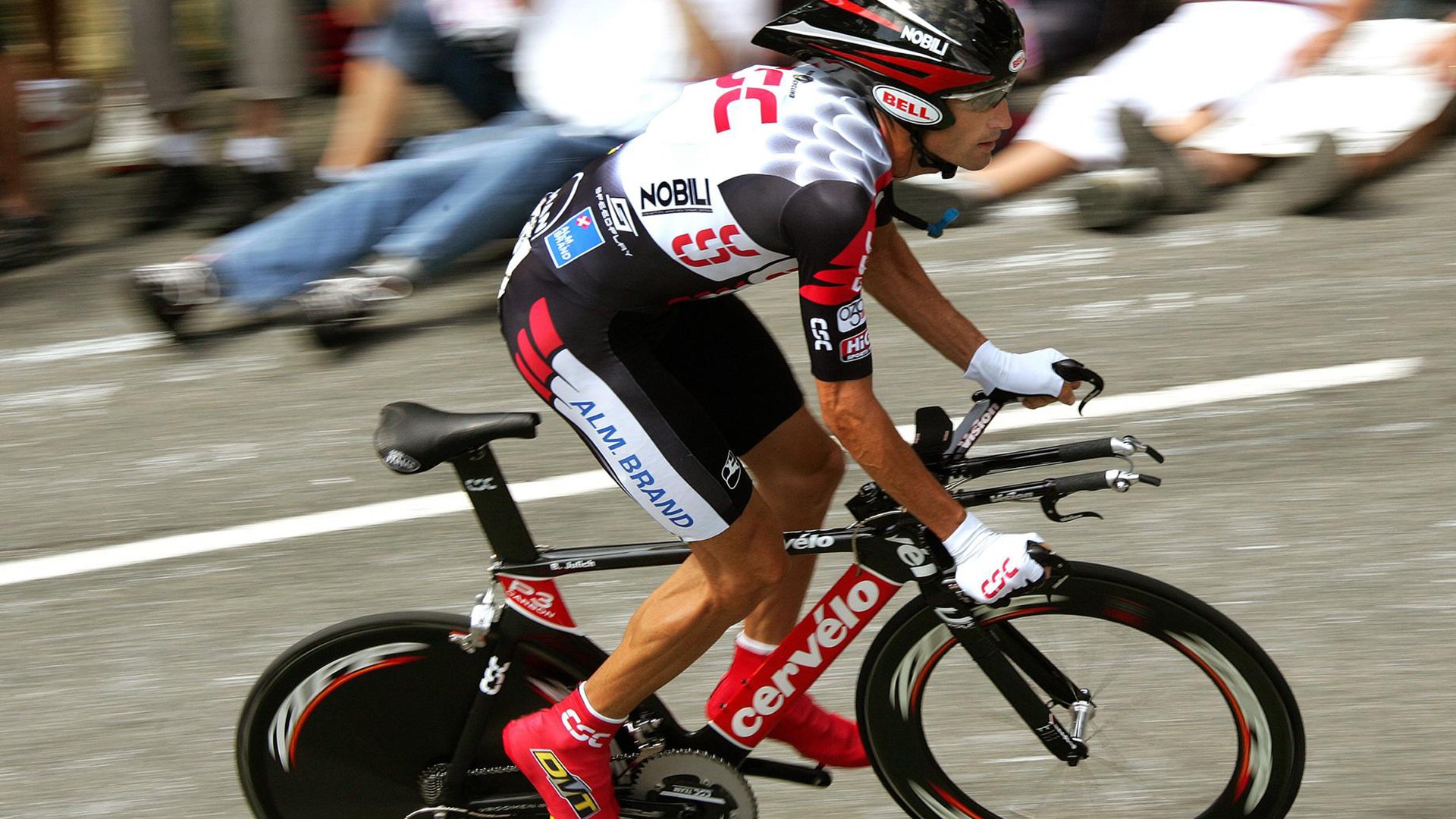 篮网险胜鹈鹕，福克斯高光表现背后的战术博弈